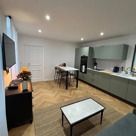 Le Saint Louis, 5 Minutes Walking From Castle Daire Versay